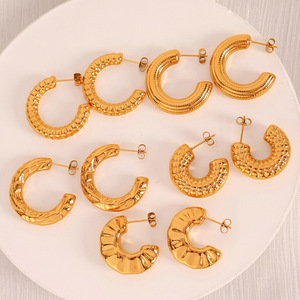 Boucles d'oreilles créoles géométriques en forme de C en alliage de zinc doré, bijoux de mode pour soirée - Product Image 1