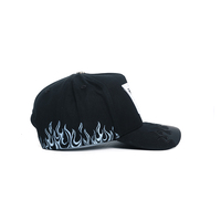 Nueva Llegada Gorra de Béisbol de Calidad Original Plateada con Diseño de Llama de 5 Paneles, Bordado Lateral, Visera de Ante y Forro de Satén con Pedrería