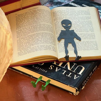 Marque-page 3D amusant en métal creux, motif extraterrestre avec pieds suspendus, nouveauté pour les amateurs de livres, cadeau de lecture pour étudiants