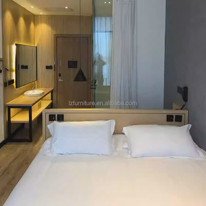 Ensembles de meubles de chambre d'hôtel 3 étoiles abordables : Cadre de lit moderne en bois avec tête de lit, meuble TV, chaise, poste de travail et table basse - Product Image 1