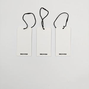 Étiquettes suspendues en papier mat écologique de qualité supérieure, étiquettes de vêtements, logo de marque personnalisé pour vêtements, sacs, chaussures - Finition gaufrée, sérigraphie - Product Image 3