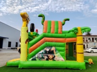 Château gonflable commercial Jungle Safari avec toboggan, gorille géant, girafe, toucan, perroquet, pour location événementielle