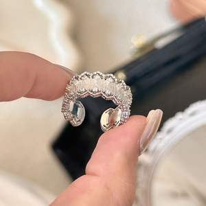 Anillo de Plata de Ley S925 de Lujo Ligero Vintage, Encaje Francés, Diseño de Joyería con Abertura Hueca Tallada - Product Image 2