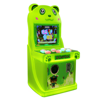 Les enfants à jetons du parc coloré ont frappé la machine de jeu de grenouille gopher