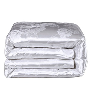 لحاف صيفي من الحرير الأبيض مصنوع يدويًا من YongHo * من YongHo ، تصميم مرقع دافئ وخفيف الوزن للفندق - Product Image 1