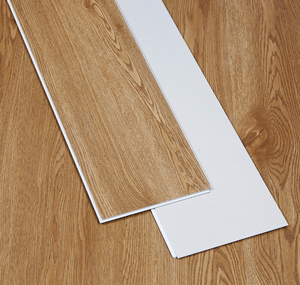 Piso Laminado Chevron Cinza Claro de 12mm com Camada de Desgaste AC4 e Sistema Click Lock com Textura de Madeira para Casa - Product Image 4