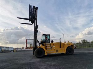 Pour 40 tonnes, avec mât à deux étages et fourche de 2400 mm de longueur, le moteur fournit une puissance et des heures de fonctionnement prolongées. Capacité de 40 tonnes - Product Image 2