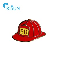 Fabrication d'épinglette de casque de pompier en métal émaillé personnalisé épingle de casque de pompier rouge épingle de hache croisée insigne de casque de pompier