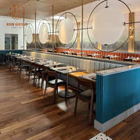 Ensemble de meubles de restaurant, café et bar moderne, tables à manger en bois avec chaises en bois et banquette en cuir brun