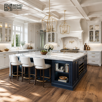 Meubles de cuisine à plafond encastré Grand Estate, îlot bleu marine américain, lanternes géométriques dorées, cascade de marbre, menuiserie