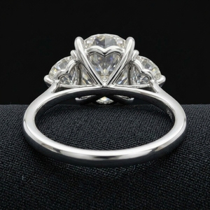 Bague en platine sertie de diamants de qualité supérieure pour femmes, bijoux de mariage élégants avec un design moderne et un savoir-faire raffiné - Product Image 4