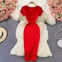 Vente en gros de robe pull coréenne à manches courtes pour femmes coupe ajustée robe tricotée à manches courtes décontractée couleur unie robe étreinte aux hanches