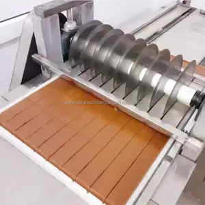 Automatische Pinda Snack Broos Snoep Machine Graaneiwit Bar Vormen Snijmachine Caramel Behandelt Productielijn