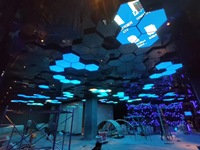 Écran LED couleur pleine 2,5 mm intérieur/extérieur 16:9, mur vidéo triangulaire, affichage numérique OEM SDK, affiche numérique pour centre commercial, animation de texte, IP43