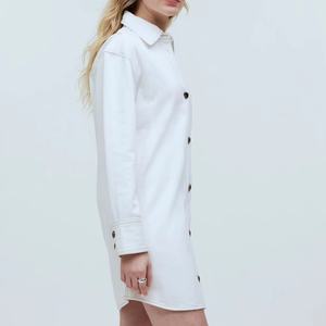 เดรสยีนส์สั่งทำพิเศษสำหรับผู้หญิง สีขาว แขนยาว กระดุมไม้ ทรงโอเวอร์ไซส์ มินิเดรส - Product Image 2