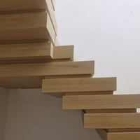 Maßgefertigte Moderne Holz-Treppenstufen für Stapeltrappen Glasgeländer Innentreppe Luxusvilla Innenausstattung