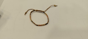 Bracelet artisanal Sstringz en perles Miyuki Delica dorées, brunes et pêche, réglable, minimaliste et géométrique. - Product Image 2
