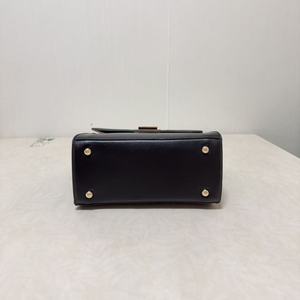 Sac à main élégant pour femme en cuir PU, style classique à rabat, motif ajouré, fermeture à cadenas, bandoulière amovible, grande capacité, design de créateur - Product Image 2