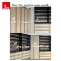 Meubles de chambre sur mesure Alland : Armoires, placards et îlots de rangement avec portes, en ossature bois et inserts en rotin