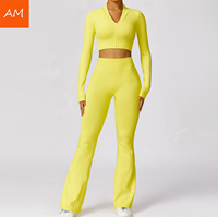 Ensemble de shorts de yoga à manches courtes avec logo personnalisé, fermeture éclair, coupe évasée et rembourrage amovible pour femmes