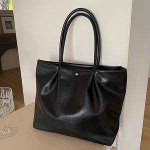 กระเป๋าโท้ทเนื้อนุ่มความจุขนาดใหญ่ สีดำล้วน พร้อมตัวล็อคแม่เหล็กและช่องซิปสำหรับใช้งานในชีวิตประจำวัน - Product Image 4