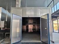 Machine de séchage automatique à air chaud à circulation forcée pour la production de viande séchée, de bœuf, de saucisses, de légumes et de fruits, avec économie d'énergie