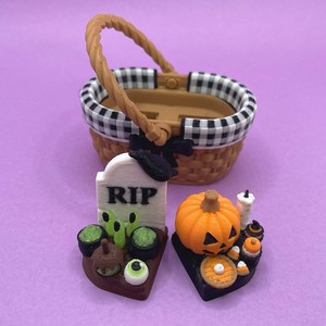 Llavero con diseño de cesta de picnic de Halloween impreso en 3D, adorno de escritorio oscuro y adorable, regalo festivo - Product Image 1