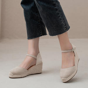 Sandales compensées à plateforme pour femmes, bout fermé, bride à la cheville, talon compensé, dessus en daim de vache, semelle extérieure en caoutchouc, fermeture à boucle, été - Product Image 3