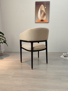 Juego de Mesa y Sillas de Comedor de Lujo Italiano, Diseño Moderno para Casa o Villa de Alta Gama, Tela de Lino con Reposabrazos para Uso en Hoteles, Material de Madera - Product Image 3
