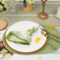 Ensemble de décoration de table verte, chemin de table en coton et lin rustique vert, set de sets de table ovales tressés, anneaux de serviette à fleurs