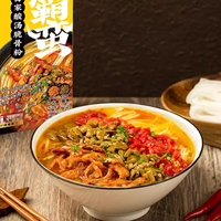 Délicieuse soupe de nouilles instantanées chinoises à cuisson rapide avec nouilles de riz