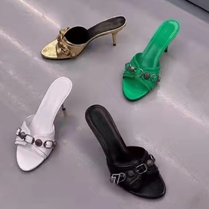 2023 sandalias de lujo de diseñador para mujer gótico viento remache tacones bajos punta plana punta abierta zapatillas tacones altos tendencia de moda Primavera - Product Image 3
