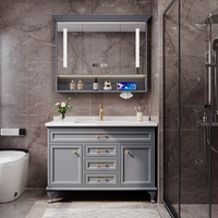 Meuble-lavabo de salle de bain moderne sur pied avec lavabo en céramique, miroir intelligent et mobilier de salle de bain personnalisable.