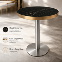 Table de bistrot de luxe en pierre frittée noire avec base carrée sur piétement doré, mobilier commercial pour restaurant