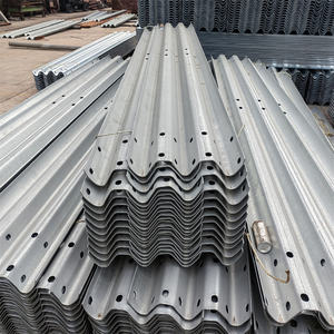 Barrières <span class=keywords><strong>de</strong></span> sécurité routière en acier galvanisé à trois poutres, barrières <span class=keywords><strong>de</strong></span> circulation à trois vagues avec poteaux pour la sécurité extérieure des voies <span class=keywords><strong>de</strong></span> circulation - Product Image 1