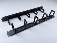 Organizador de Cables Metálico 1U con 5 Anillos de Plástico y Cepillo para una Gestión Eficiente y Organizada de Cables en Racks de Servidor de 19 Pulgadas