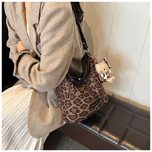 Sac fourre-tout imprimé léopard, design personnalisé, sac à main mode femme - Product Image 5