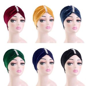 Venta al por mayor de turbantes musulmanes de color liso con logotipo personalizado para exteriores, accesorios para el cabello para todas las estaciones, gorro cálido de terciopelo con pedrería. - Product Image 2