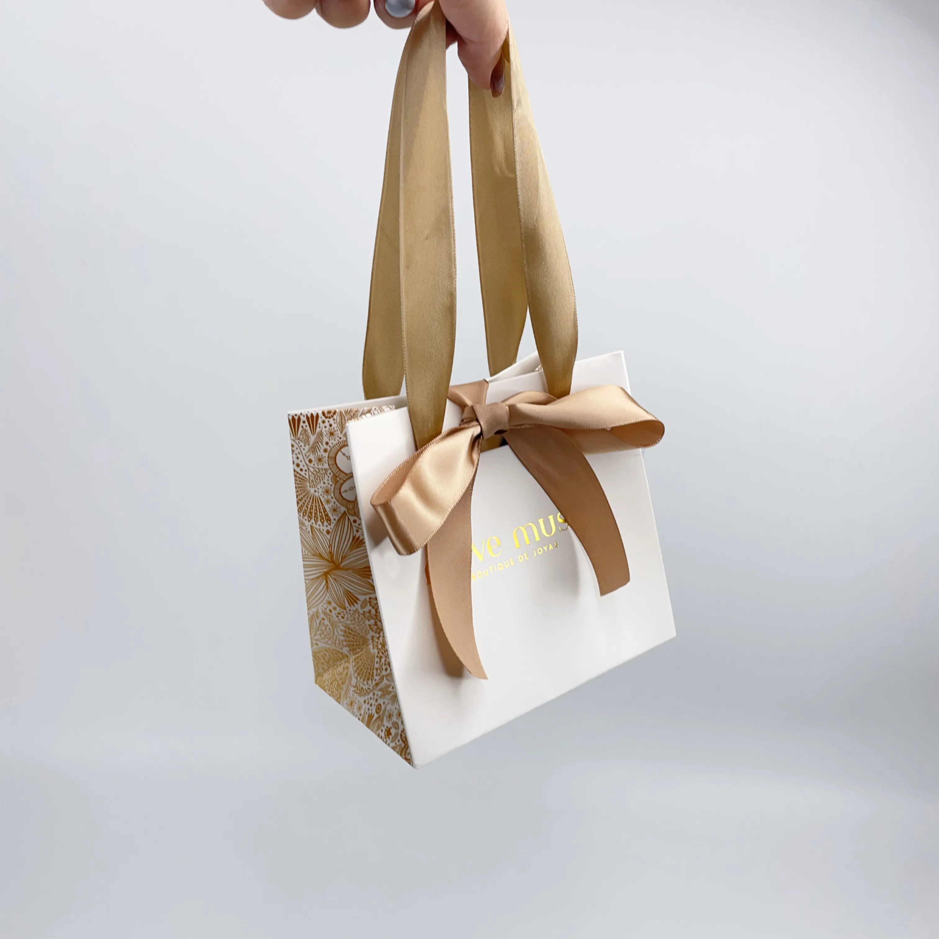 Bolsa de compras de papel hecha a mano de lujo al por mayor con asa logotipo personalizado ODM OEM para embalaje de regalo