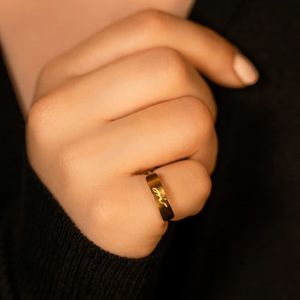 Joyería islámica personalizada de acero inoxidable, anillo de paciencia con letras árabes grabadas, anillo de barra apilable delicado, oro rosa - Product Image 2