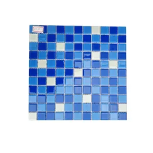 La presa di fabbrica professionale si illumina nelle tessere di mosaico di vetro della piscina blu scuro
