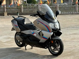 <span class=keywords><strong>BMW</strong></span> <span class=keywords><strong>C</strong></span> <span class=keywords><strong>650</strong></span> <span class=keywords><strong>GT</strong></span> 650cc Scooter <span class=keywords><strong>GT</strong></span> a Doppio Cilindro Raffreddato ad Acqua, con ABS Standard e Controllo Trazione ASC, Ideale per il Pendolarismo Urbano - Product Image 1