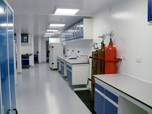 Equipo <span class=keywords><strong>de</strong></span> Laboratorio <span class=keywords><strong>de</strong></span> Microbiología, <span class=keywords><strong>Banco</strong></span> <span class=keywords><strong>de</strong></span> Laboratorio con Estructura <span class=keywords><strong>de</strong></span> Acero en Forma <span class=keywords><strong>de</strong></span> C con Estante para Reactivos - Product Image 3