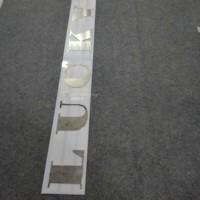 Plaque de signalisation en acier inoxydable finition miroir haut de gamme, logo personnalisé sur surface miroir pour hôtel de luxe, devanture de magasin et mur de marque