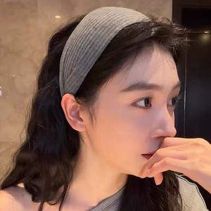 ที่คาดผมสีเทาขอบกว้าง - เรียบง่ายและใช้งานได้หลากหลาย เหมาะสำหรับการออกไปเที่ยวแบบสบายๆ และใช้รัดผม-คิวยู - Product Image 6