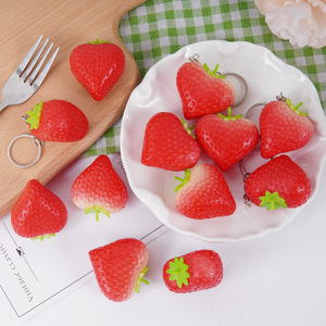 Modèle de cœur de fraise simulé DIY, accessoires de gâteau simulés, pendentif porte-clés fraise artificielle en caoutchouc souple - Product Image 4