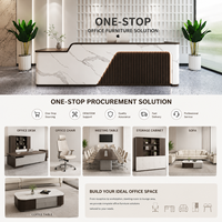Comptoir de réception en marbre blanc veiné avec panneau latéral en bois foncé cannelé, éclairage LED, logo personnalisé, comptoir de caisse pour bureau ou entreprise
