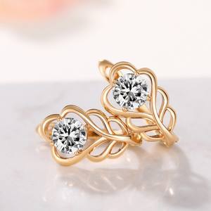 Orecchini a Perno E2650 in Oro con Diamanti Rotondi, Classici Gioielli da Donna per Fidanzamento - Product Image 5