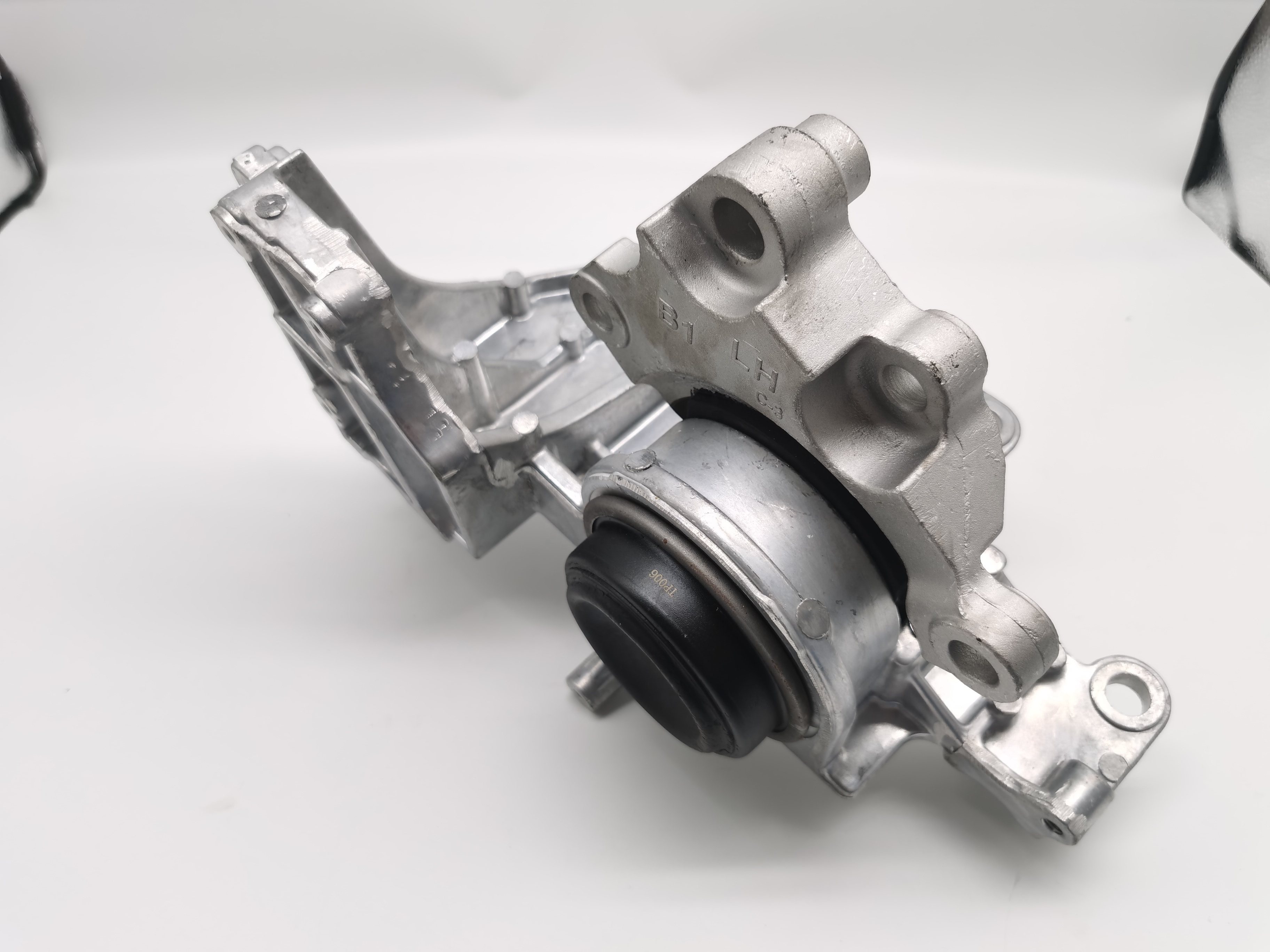 11220-ET81B Auto Rubber Parts Engine Motor Mount for Nissan
