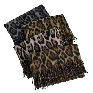 Écharpe en fausse fourrure imprimé léopard en gros - Châle épais à franges, écharpe chaude d'hiver, style coréen vintage pour femme - Product Image 5